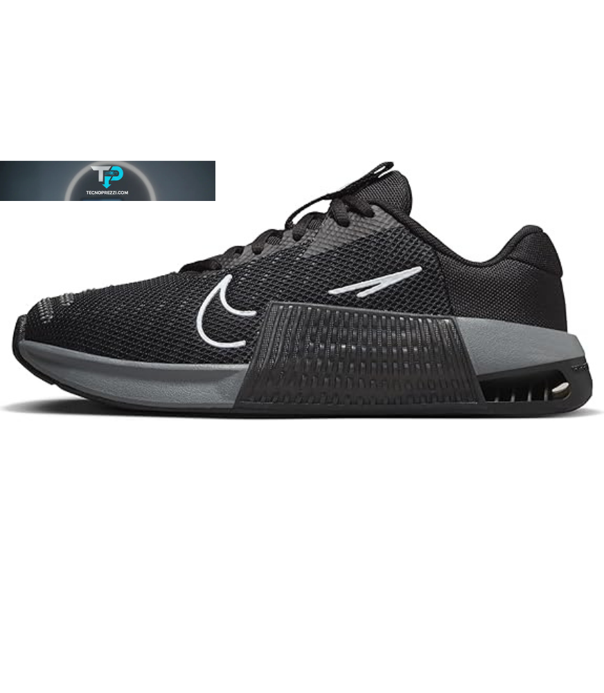 Cerchi la massima stabilità per i tuoi WOD? Scopri la nostra recensione delle Nike Metcon 9. Analisi tecnica su piastra Hyperlift, grip per la corda, pro, contro e confronto con Reebok Nano. Leggi ora il verdetto definitivo.