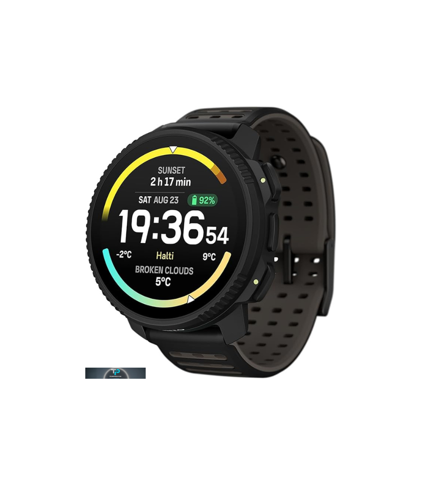 Primo piano dello sportwatch Suunto Vertical 2 al polso di un escursionista con le montagne delle Dolomiti sullo sfondo.