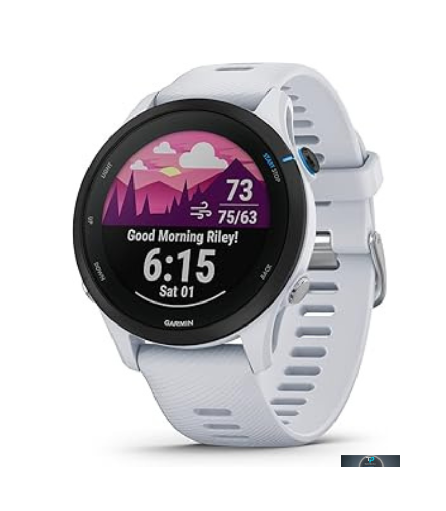 Primo piano sul polso del runner che indossa il Garmin Forerunner 255 durante un allenamento su strada, con il display MIP ben visibile sotto la luce del sole.