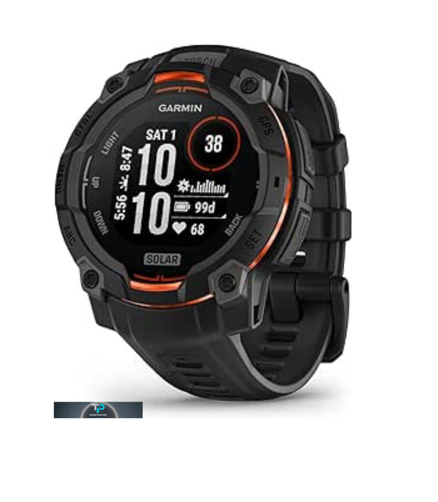 Primo piano del Garmin Instinct 3 Solar al polso durante un'escursione in montagna, con il display MIP ben visibile sotto la luce del sole.